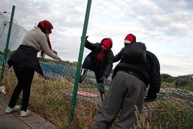 Migranti mierili do Británie, rozohnali ich pred eurotunelom