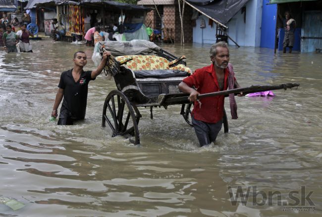 Indiu zaplavili monzúnové dažde, zahynulo viac ako sto ľudí