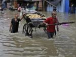 Indiu zaplavili monzúnové dažde, zahynulo viac ako sto ľudí