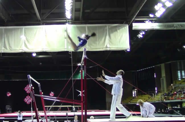 Video: Tréner zachránil mladú gymnastku