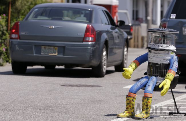 Robot stopoval po USA, po útoku vandalov jeho cesta končí