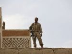 Stovky vojakov bojujú v Jemene o leteckú základňu Anád