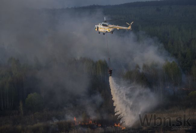 Českí hasiči bojujú s lesným požiarom, oheň sa šíri koreňmi