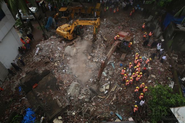 V indickom Bombaji zomrelo pri páde budovy 12 ľudí