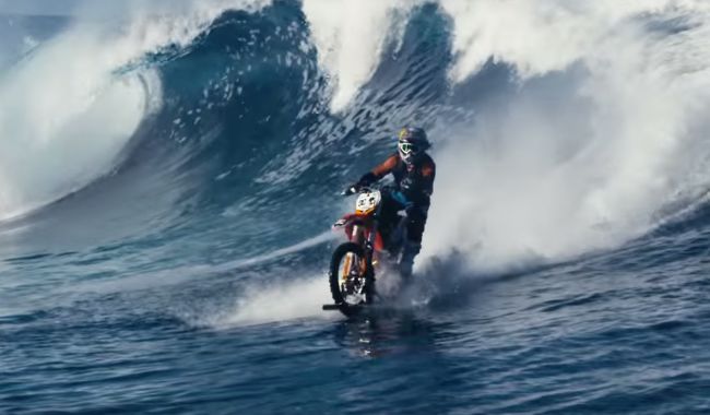 Video: Dá sa surfovať na motorke?