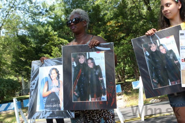 Bobbi Kristina už odpočíva vedľa slávnej matky