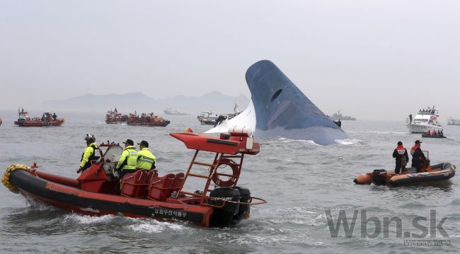 Južná Kórea vyzdvihne potopený trajekt, počúvla rodiny obetí