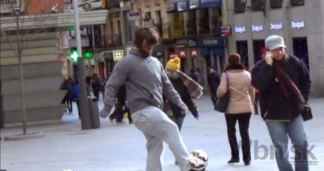 Video: Maskovaný Ronaldo zabával Madrid, spoznali by ste ho?