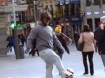 Video: Maskovaný Ronaldo zabával Madrid, spoznali by ste ho?