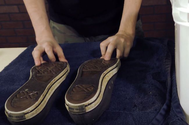 Video: Ako sa zbaviť zápachu v topánkach