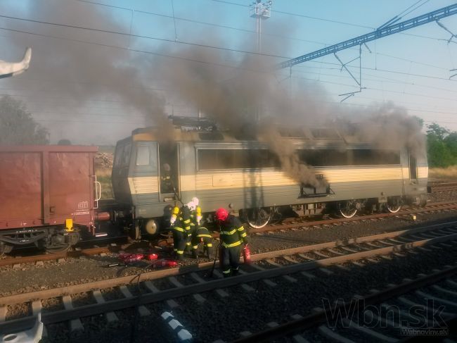 Na stanici v Piešťanoch horel rušeň, nedalo sa k nemu dostať