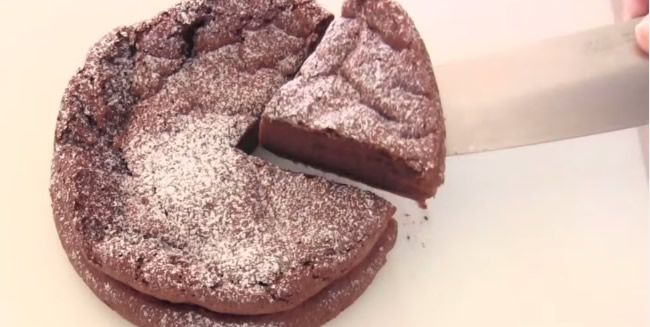 Video: Upečte si čokoládový koláč z dvoch surovín