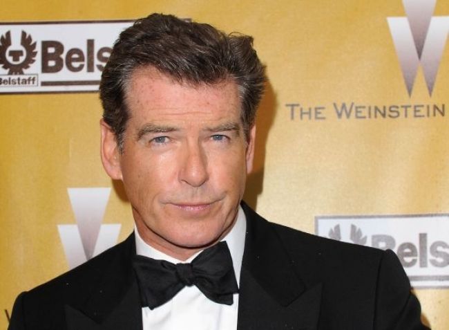 Pierce Brosnan chcel vstúpiť na palubu lietadla s nožom