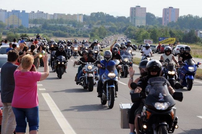 Tisícky motorkárov mieria na východ