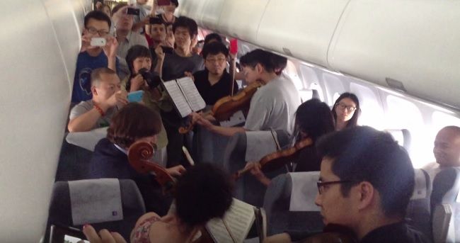 Video: Orchester v lietadle