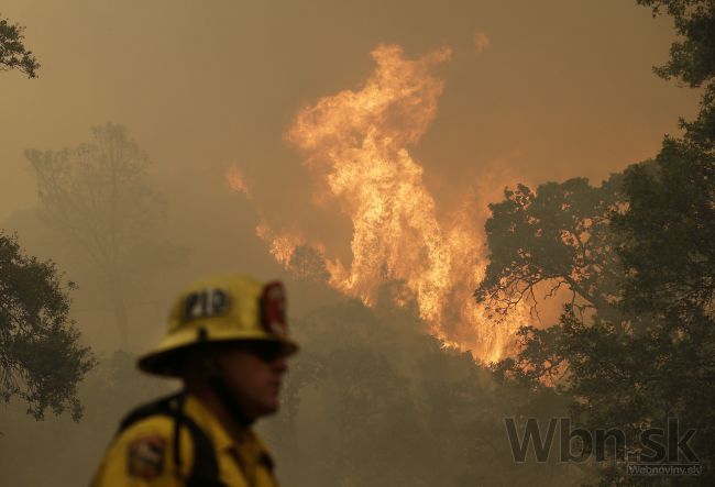 V Kalifornii stále horí, hasiči slávia čiastkové úspechy
