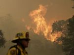 V Kalifornii stále horí, hasiči slávia čiastkové úspechy