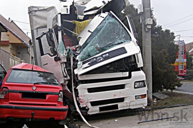 Pri Trenčíne sa zrazil kamión s autami, zranilo sa šesť ľudí