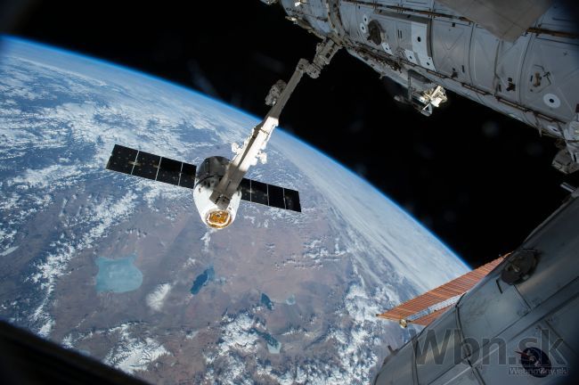 Video: Astronauti z ISS zjedli šalát a vystúpili do vesmíru