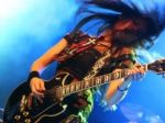 Kapela Evanescence vymenila gitaristu, prišla Jen Majura