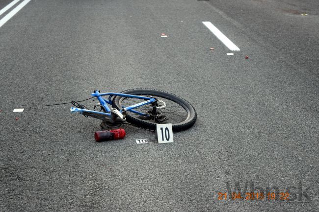 Cyklista spadol pod kolesá nákladiaku, nehodu neprežil