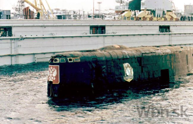 Rusi si uctili obete ponorky Kursk, ku dnu šla pred 15 rokmi