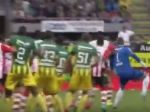 Video: Brankár nádhernou pätičkou vybojoval bod pre svoj tím