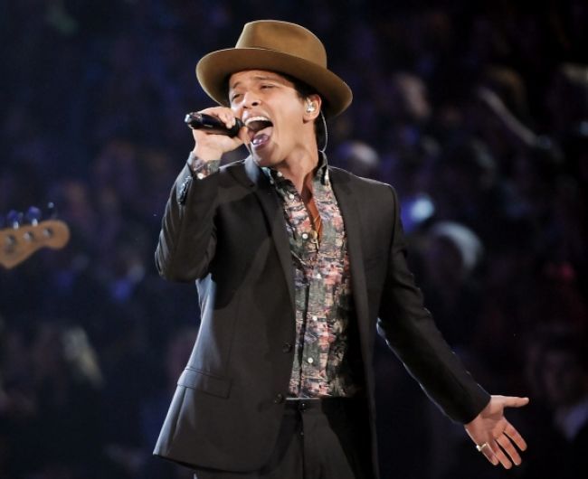 Mark Ronson a Bruno Mars čelia obvineniu z plagiátorstva