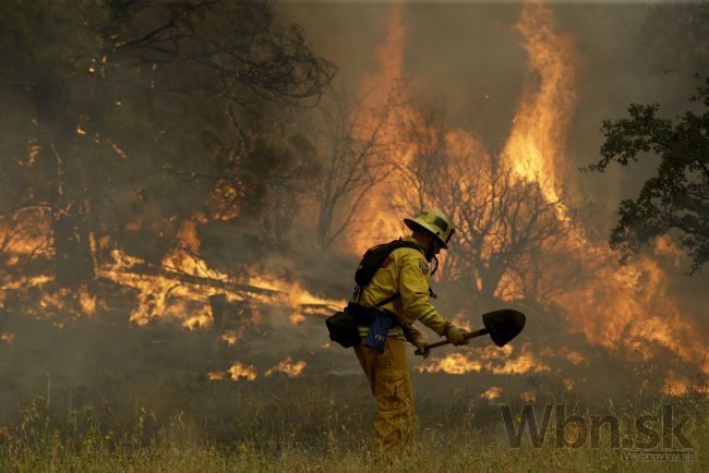 Požiar v Kalifornii sa šíri, hasičom sa vymyká spod kontroly