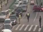 Video: Policajt zastavil opitého vodiča vlastným telom