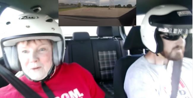 Video: Pretekár vzal svoju mamu na rýchlu jazdu