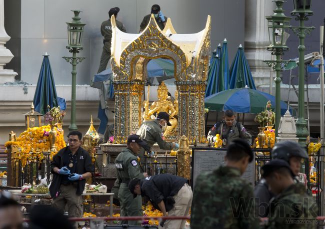 Bangkok vydesili ďalšie výbuchy, pátrajú po mužovi v žltom