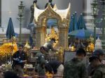 Bangkok vydesili ďalšie výbuchy, pátrajú po mužovi v žltom