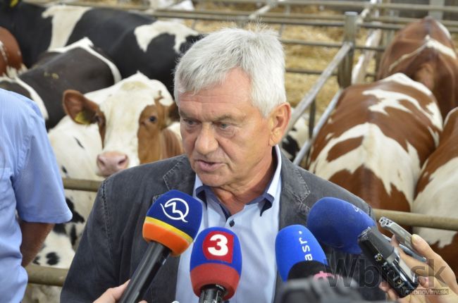 Jahnátek kontroloval žatvu, zavítal aj do maštale