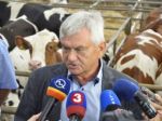 Jahnátek kontroloval žatvu, zavítal aj do maštale