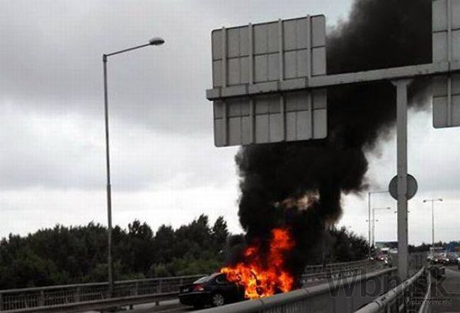 Na Prístavnom moste sa prevrátilo BMW, pohltili ho plamene