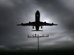 Talianske lietadlo zasiahol blesk, pre krúpy prerušili let