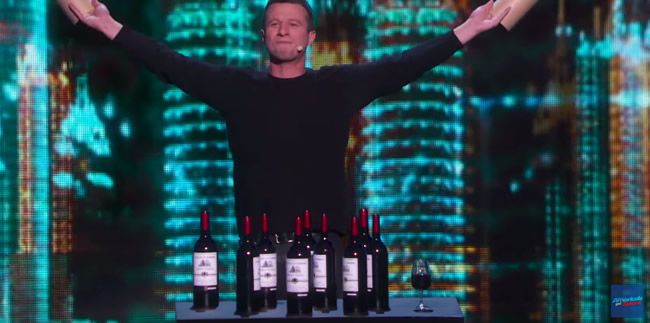 Video: Kúzla s fľašou vína a pohárom