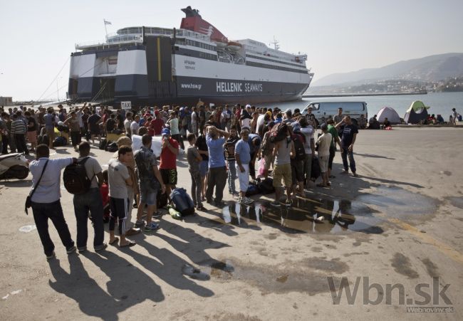Trajekt zbieral po ostrovoch migrantov, zakotvili v Aténach