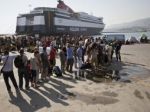 Trajekt zbieral po ostrovoch migrantov, zakotvili v Aténach