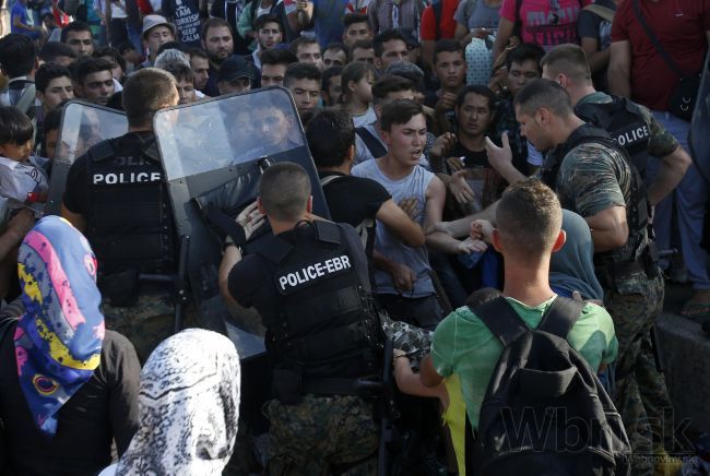 Macedónsko zavalili migranti, polícia bráni hranice