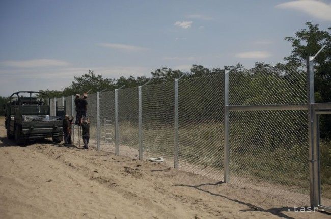 Napriek zábranám cez maďarské hranice stále prúdia davy migrantov