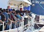 Vo vodách Líbye zachránili rekordný počet migrantov
