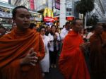 V Thajsku si minútou ticha pripomenuli bombový útok