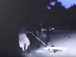 Video: Muž roztočil psa, aby ním udrel policajta