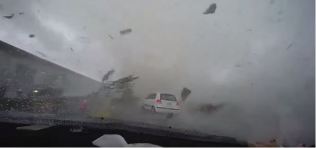 Video: Tajfún pohltil auto