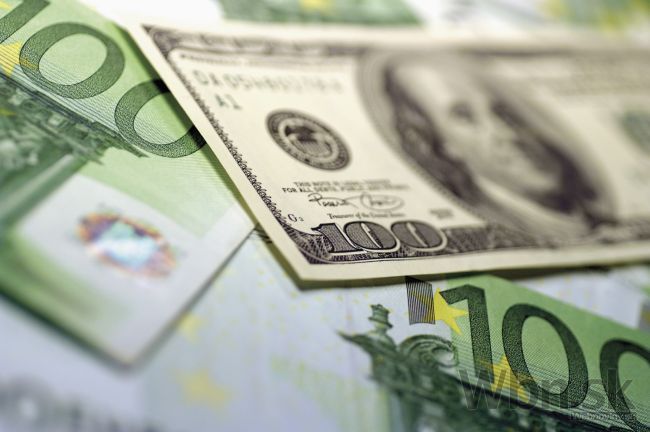 Devízové trhy sa upokojili, dolár stúpol voči euru i jenu