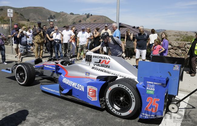 Finále IndyCar venujú Wilsonovi, trať ovládne aj jeho 25-ka