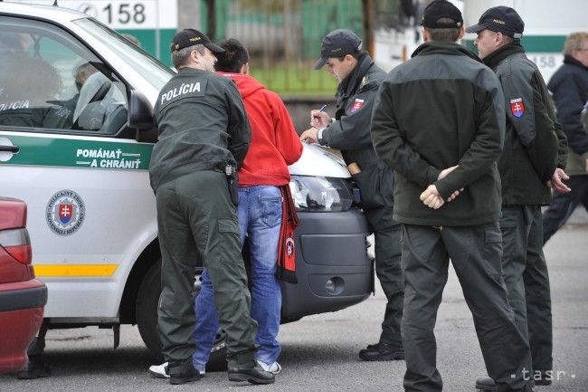 Slováci chytili prevádzača. Chcel do Nemecka previesť dvoch migrantov