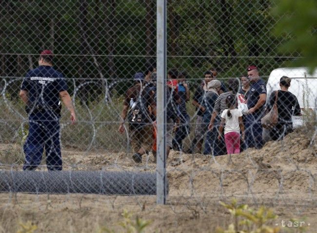 Stavba plota zhoršuje ťažkú situáciu migrantov a pomáha pašerákom